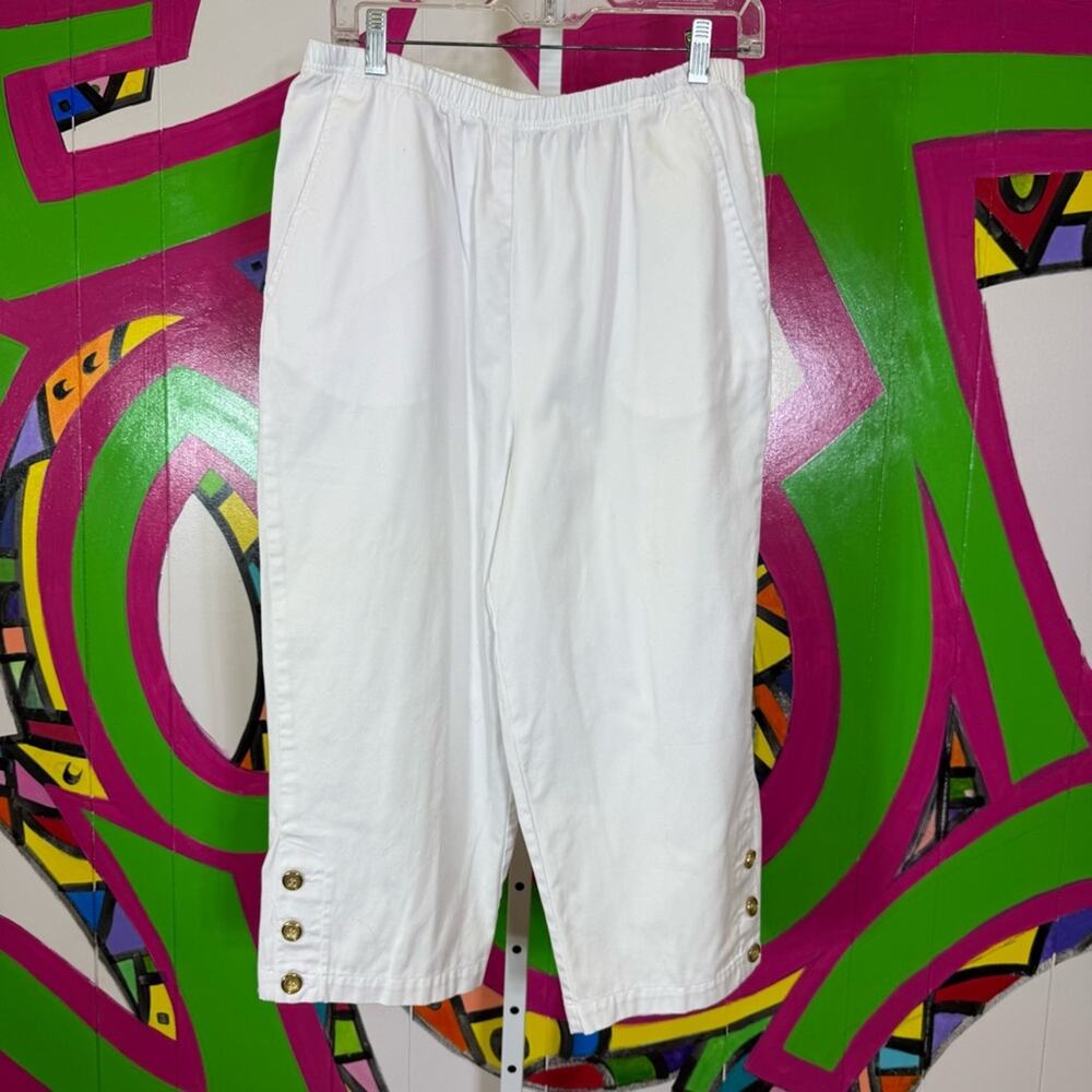 Blair, White Elastic Waist, Button Details on hem. Size Medium. Excellent cond!